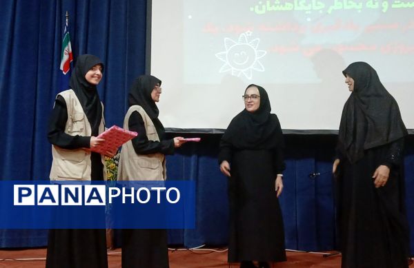 آیین تجلیل از دانش آموزان برتر دبیرستان عترت محمودآباد 