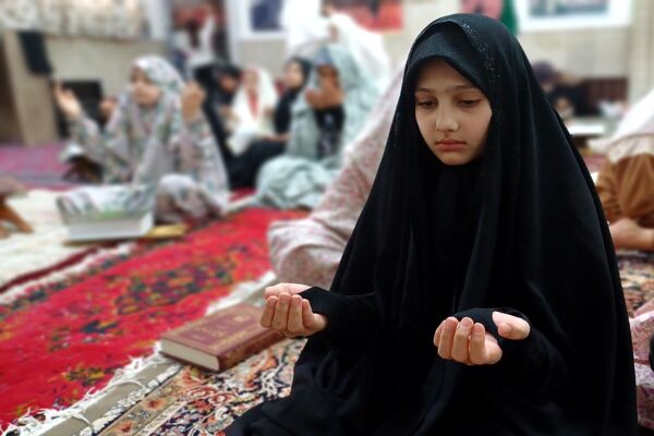 قرائت دعای ام داوود توسط معتکفین دختر 