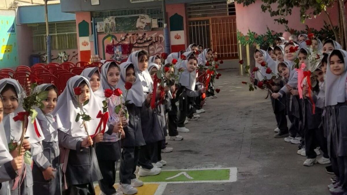 جشن شکوفه‌ها در مدرسه پیک انقلاب ناحیه 2 کرج