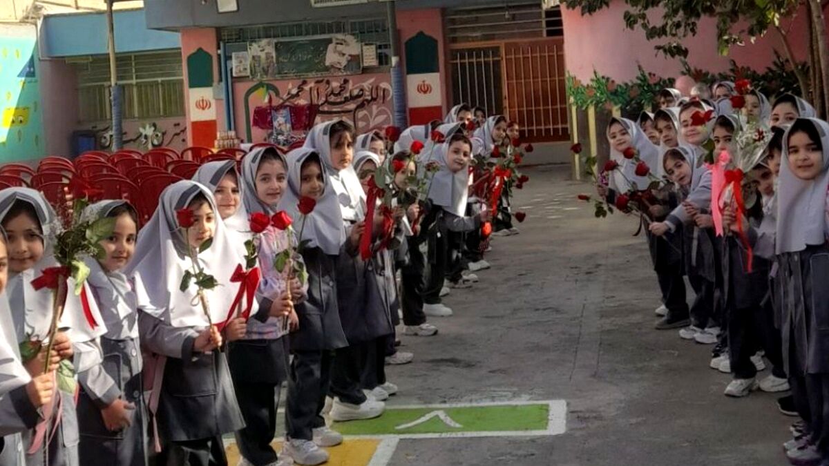 جشن شکوفه‌ها در مدرسه پیک انقلاب ناحیه 2 کرج