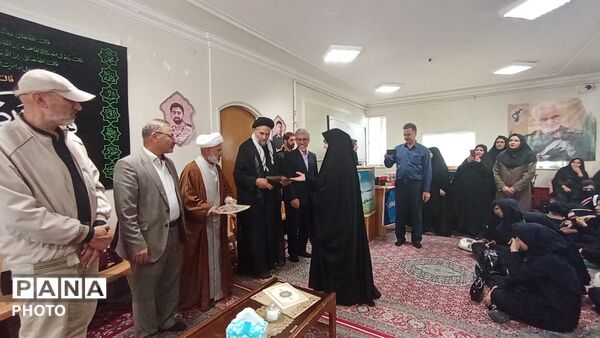 آیین تجلیل از معلمان، مربیان و دانش آموزان آموزشگاه فرزانگان دوره اول بروجرد (سمپاد)
