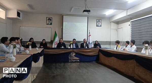 کارسوق دانش آموزان سمپادی در پژوهش سرای ابوریحان ناحیه ۵ 