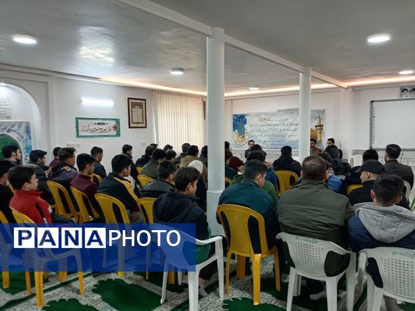 جلسه تجربه گردانی با قبول شدگان کنکور سراسری در دبیرستان نمونه آیت‌الله خامنه‌ای