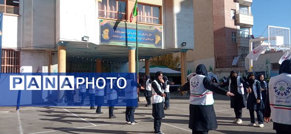 نواخته شدن بیست و ششمین زنگ نمادین استانی مانور زلزله در مدرسه شاهد ظهور آموزش و پرورش ناحیه یک