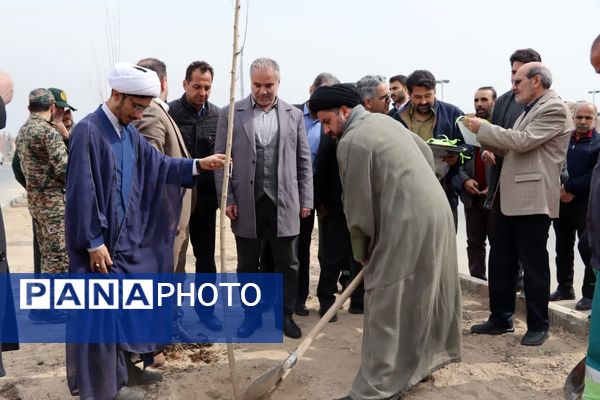 کاشت درخت به یاد شهدا در محمدشهر 