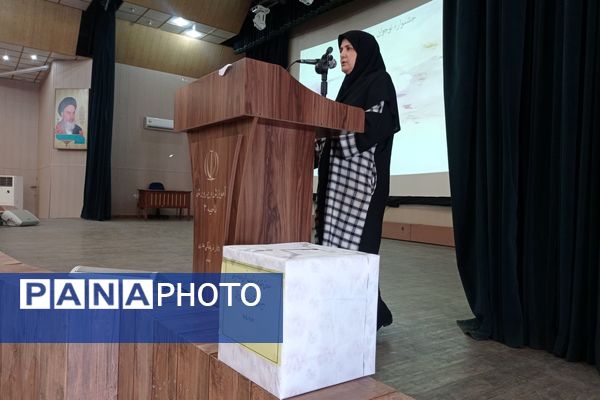 جلسه انجمن اولیا و مربیان دبیرستان پویش در تالار معلم شیراز