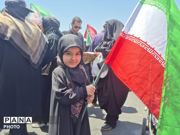 اشک یک ملت در بدرقه رهبر شهید