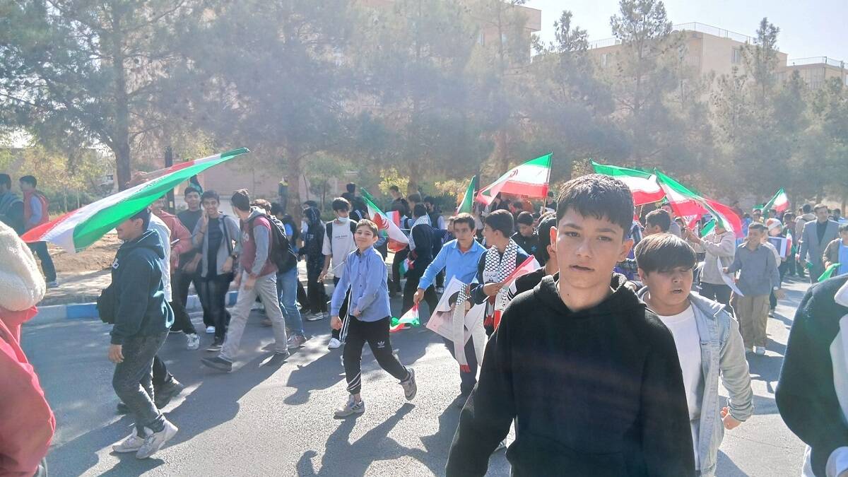 راهپیمایی 13 آبان دانش‌آموزان و مسئولین شهر مهستان