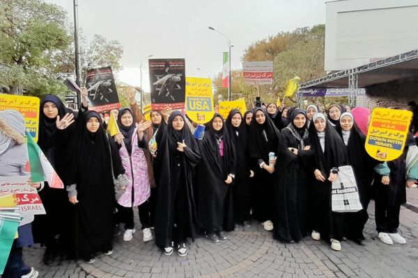 حضور دانش‌آموزان زنجانی در راهپیمایی روز ۱۳ آبان 