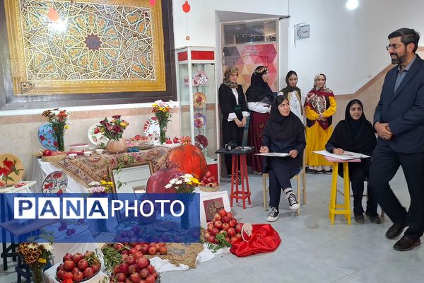 بازدید معاون پرورشی و فرهنگی اداره‌کل شهرستانهای استان تهران از جشنواره انار در هنرستان ام‌البنین ورامین