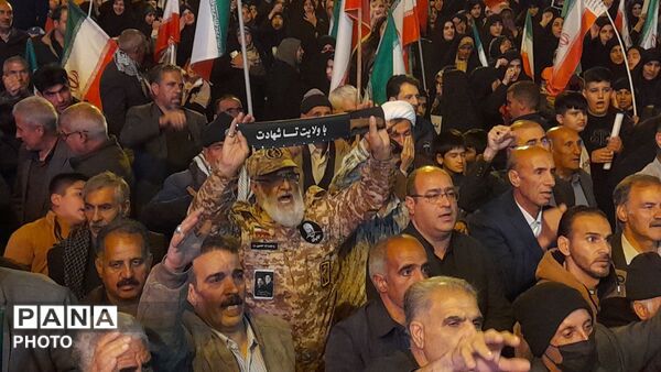 آسمان نورآباد لرستان با حضور پرشور مردم در هفتاد و پنجمین شب بیعت رهبری روشن شد