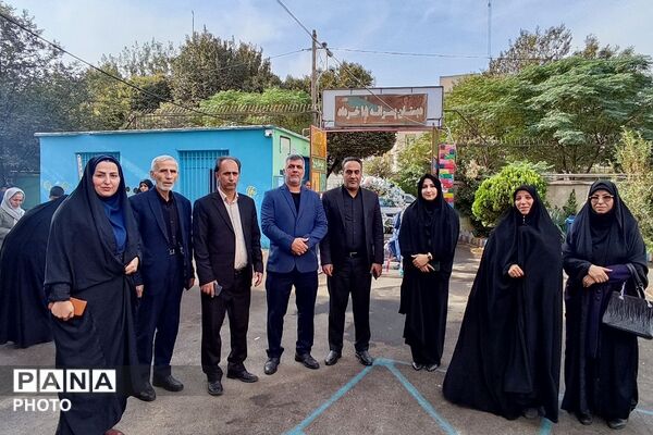 حضور مسئولان ناحیه دو شهرری در مراسم جشن عاطفه‌های دبستان پانزده خرداد 