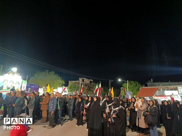 کودکان حتی در کالسکه هم میدان را رها نمی‌کنند 