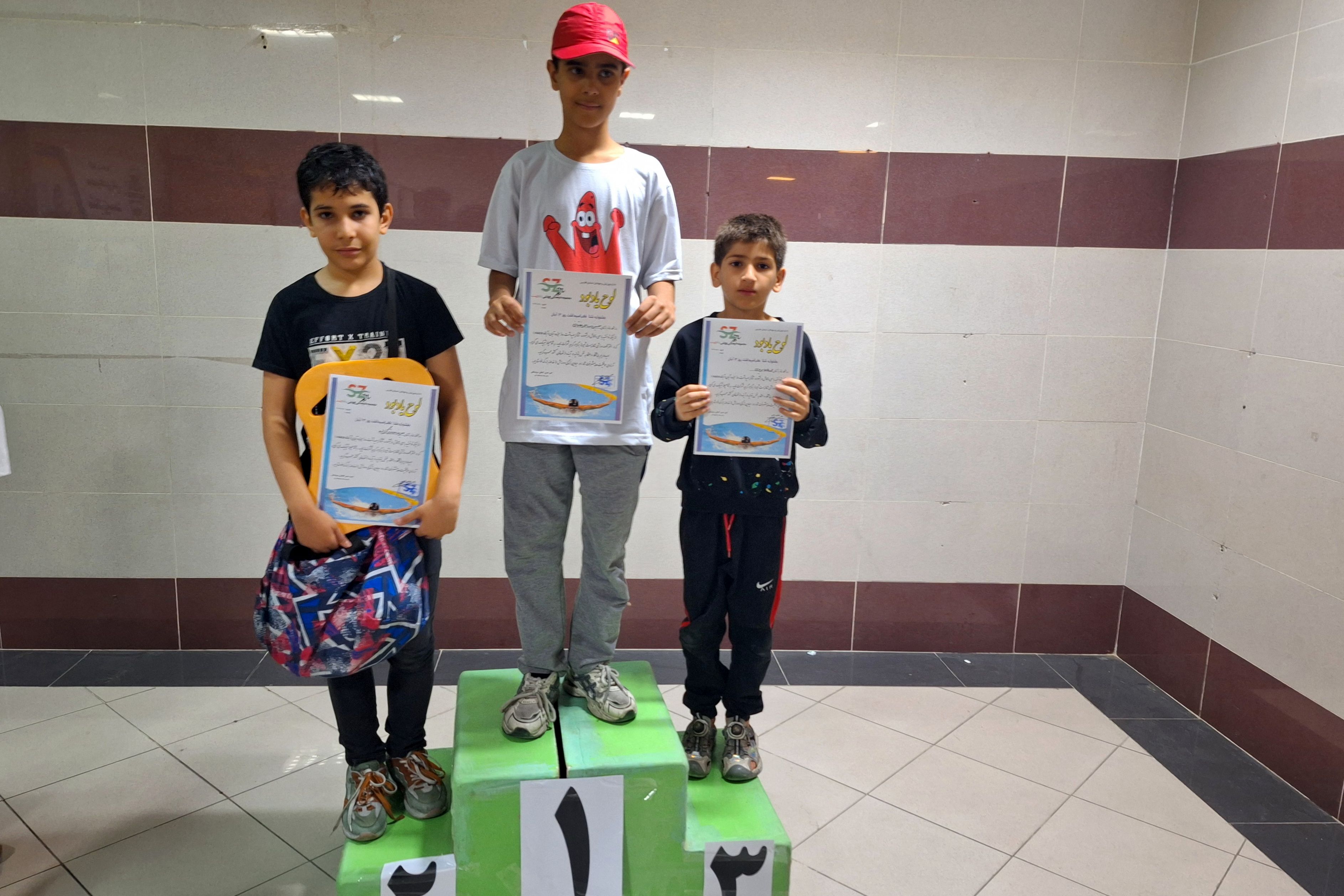 مراسم تقدیر از دانش‌آموزان مقام‌آور در مسابقات شنا در شیراز 