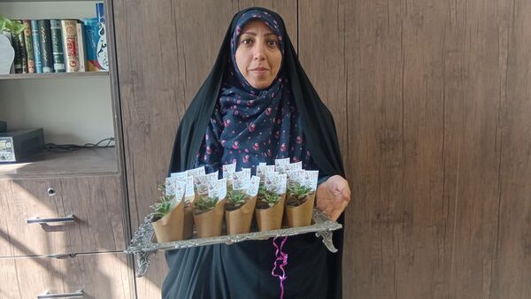 جشن‌ روز‌ دانش‌ آموز‌ در‌ دبیرستان‌ عطیه
