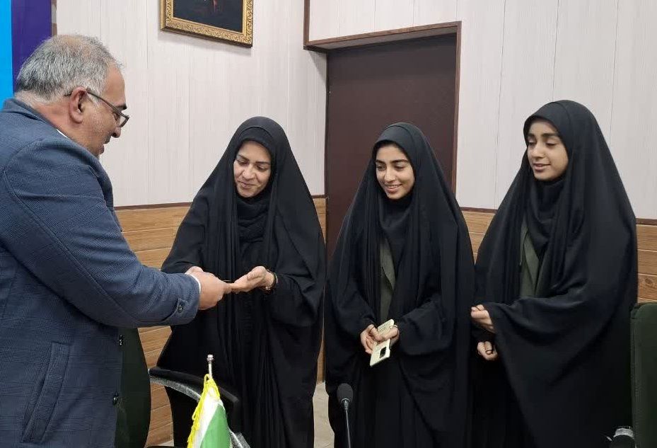 اعطای کارت «مادرخبرنگاران پانا» در قم

