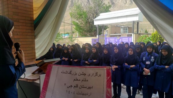 جشن سپاس معلم در دبیرستان قلم چی ۲