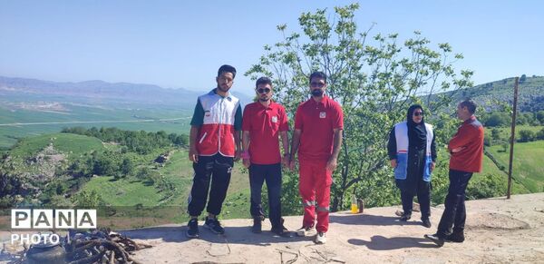 پیاده‌روی اعضای هلال احمر در روستای کشانک