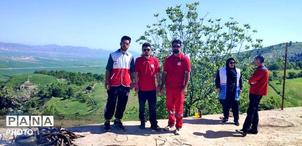 پیاده‌روی اعضای هلال احمر در روستای کشانک