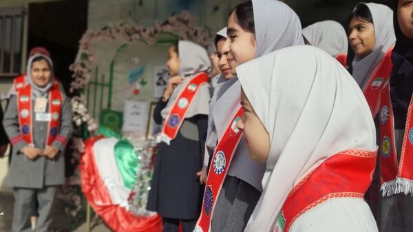 جشنی به رنگ پرچم ایران در دبستان نیایش 