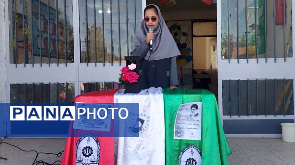 گرامیداشت هفته نیرو انتظامی در دبیرستان گوهرشاد