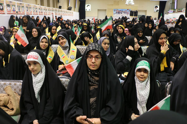 رونمایی کتاب «از مدرسه تا سنگر» در قم