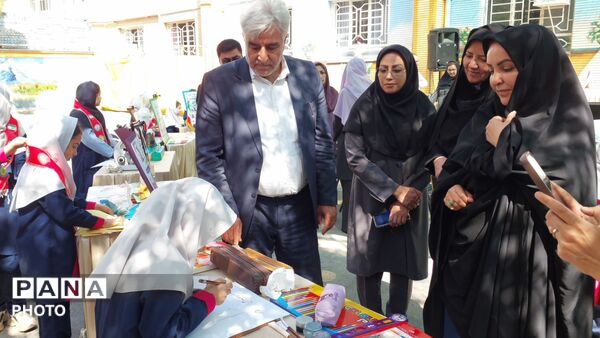 آیین جشن شکوفه‌ها و نواختن زنگ مهر و ایثار در دبستان دخترانه فرهنگیان