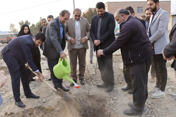 آیین روز درختکاری در هنرستان کشاورزی شهید باهنر پاکدشت 