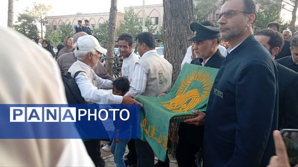 قدم هایی به عشق معلمان