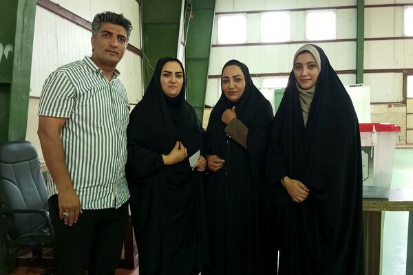 حضور پرشور کودکان در کنار والدین پای صندوق‌های رای نصیرشهر 