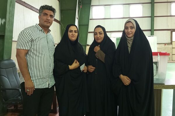 حضور پرشور کودکان در کنار والدین پای صندوق‌های رای نصیرشهر 
