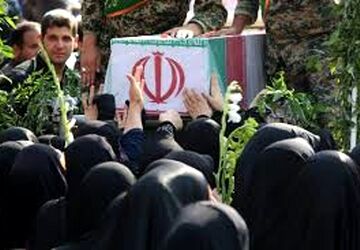 خانواده شهید کرمی به استقبال مسافر گمنام شهر آمدند