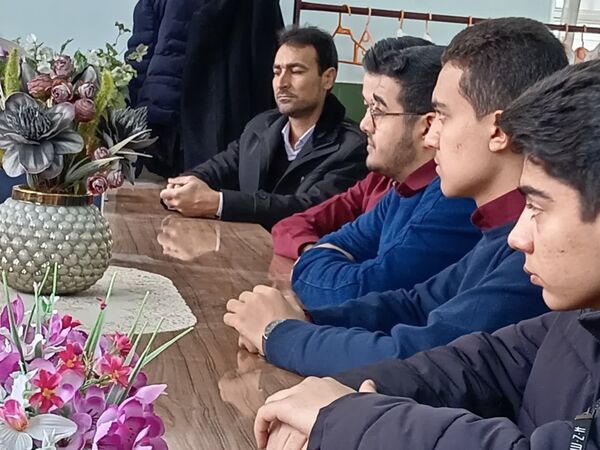 جلسه هم‌اندیشی اعضای شورای دانش‌آموزی دبیرستان نمونه آیت‌الله خامنه‌ای 