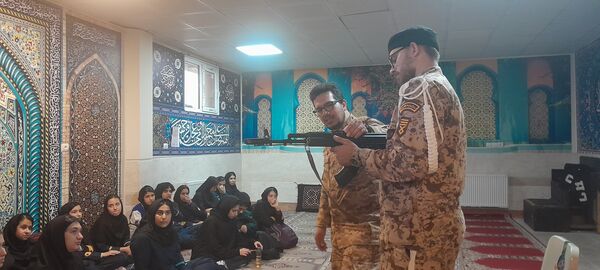 آموزش عملی آمادگی دفاعی در دبیرستان فرزانگان استعداد درخشان ملارد