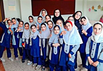 شادی در مدرسه نیایش، برای روز دختر