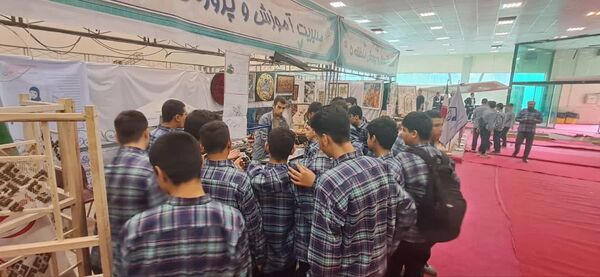 بازدید دانش‌آموزان مدرسه شهدای مدافع حرم از نمایشگاه کارنمای تحول هنرستان‌های شهر تهران