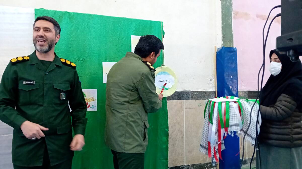 برگزاری جشن آغاز انقلاب در دبیرستان فاطمه الزهرا آشخانه