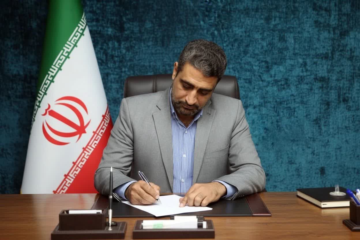معلم چراغ اندیشیدن و درست زیستن را در دل و جان دانش آموزان بر می افروزد