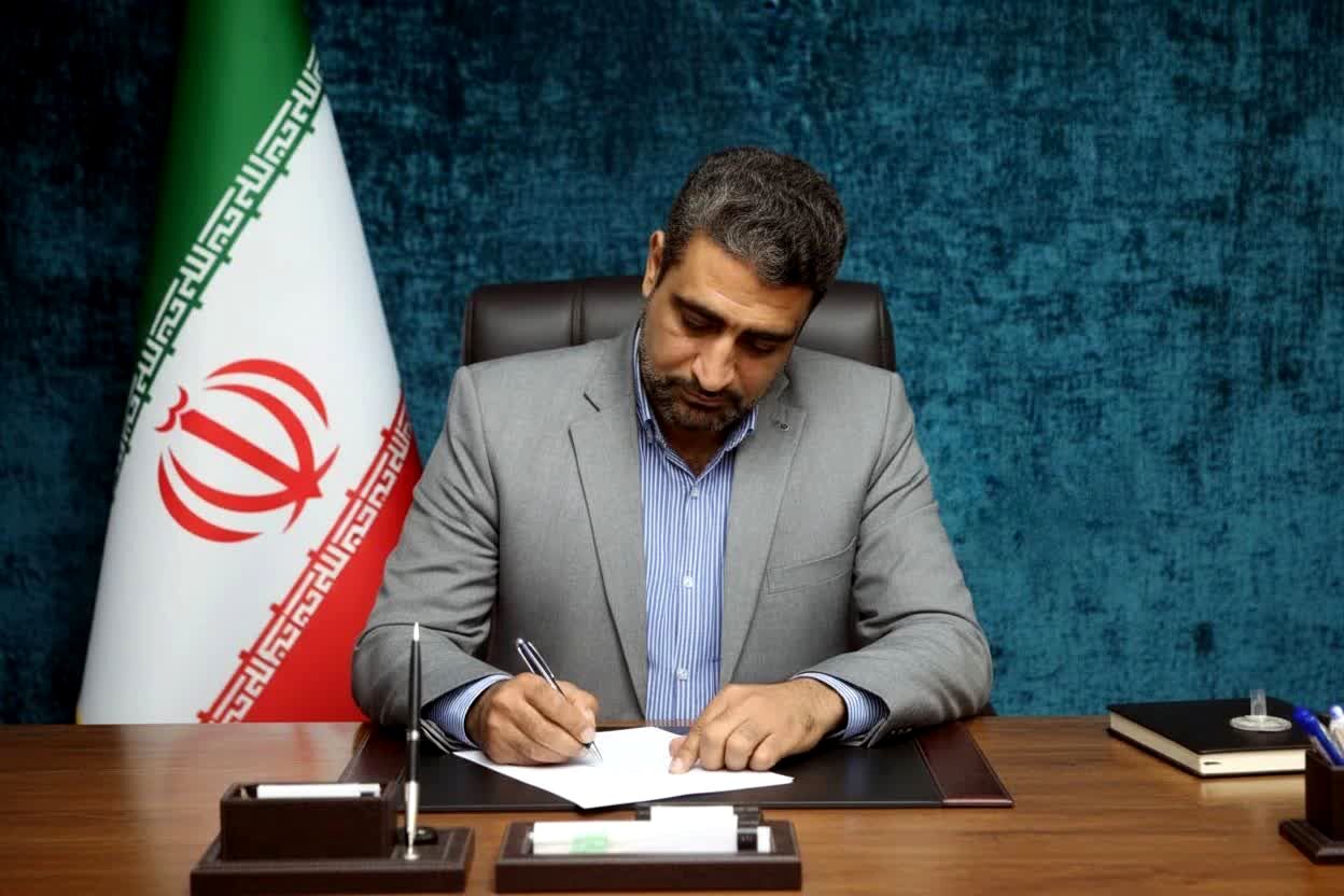 معلم چراغ اندیشیدن و درست زیستن را در دل و جان دانش آموزان بر می افروزد