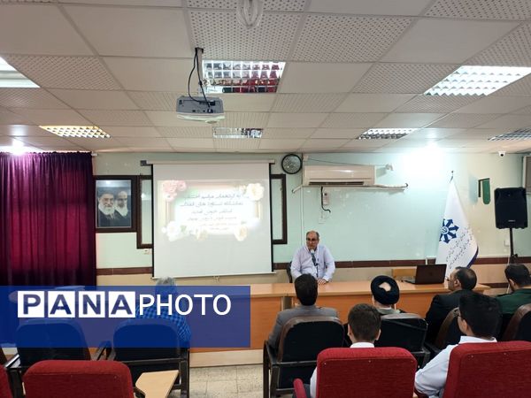 تقدیر از دانش‌آموزان برگزیده نمایشگاه دستاوردهای انقلاب اسلامی در دبیرستان طلایه داران شهید ناصری