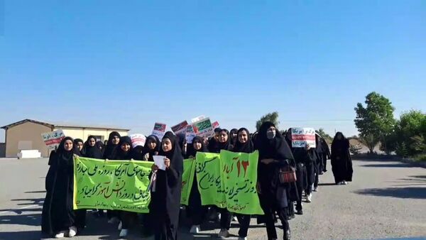اجتماع دانش‌آموزان به‌مناسبت روز ۱۳ آبان در مدارس شهرستان قلعه گنج 