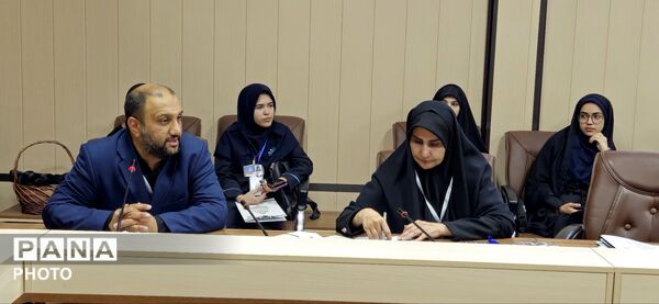 نشست هماهنگی دانش‌آموزان نخبه عکاس استان البرز با موضوعیت پویش «باید برخاست» 
