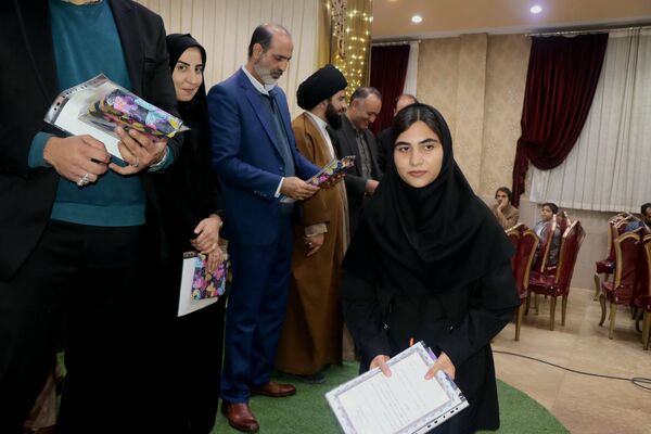 جشن فارغ‌التحصیلی دانش‌آموزان دختر بروجنی