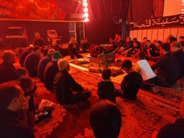 برپایی سفره حضرت رقیه(ص) در حسینه حسینی روستای رزق آباد شهرستان کاشمر