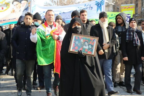 حضور گسترده کودکان و نوجوانان ارومیه‌ای در راهپیمایی ۲۲ بهمن