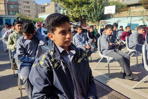 آیین نواختن زنگ پدافند غیرعامل در دبیرستان تهرانی باقرشهر 