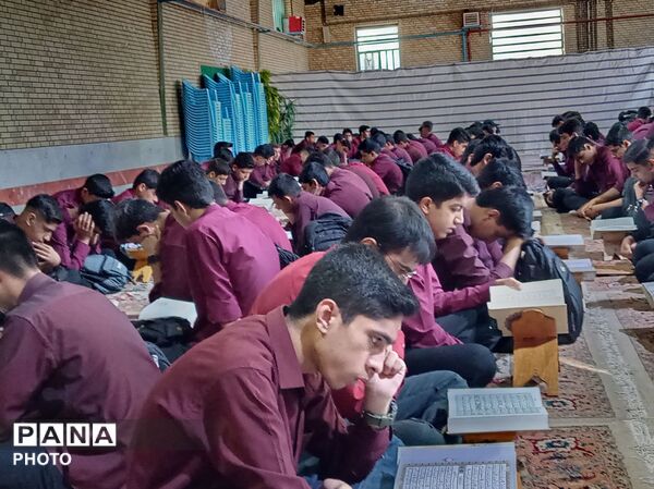 تلاوت نور، در دبیرستان شاهد باحضور باشکوه دانش‌آموزان