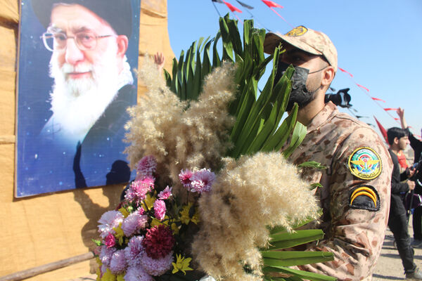جلوه‌هایی از حضور نوجوانان در مراسم تشییع و خاکسپاری شهدای گمنام