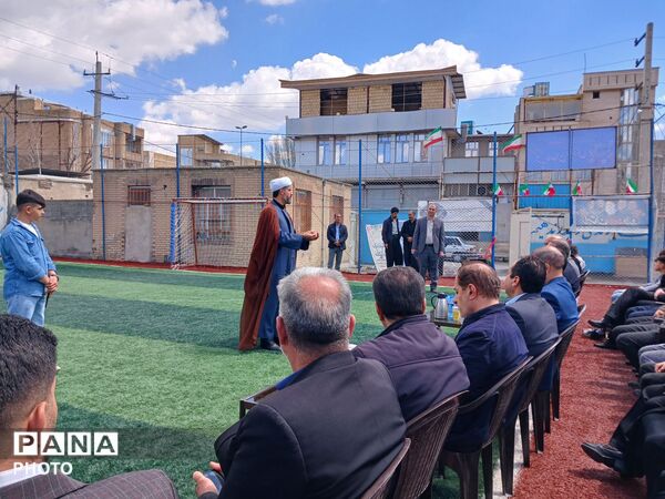آیین نامگذاری زمین چمن مصنوعی مدرسه بهاءالدین ادب به نام شهید دانش‌آموز ماهان زارعی