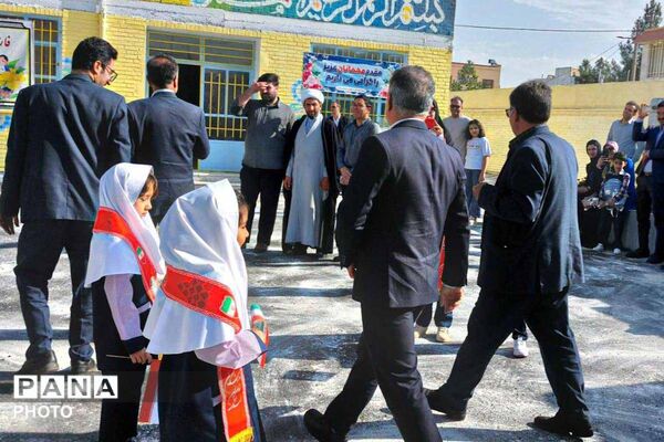 جشن شکوفه‌های کلاس اولی در دبستان فرهنگیان